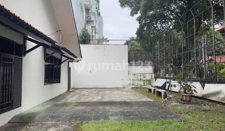 Rumah Tua Area Komersial di Tomang Cocok untuk Usaha 2