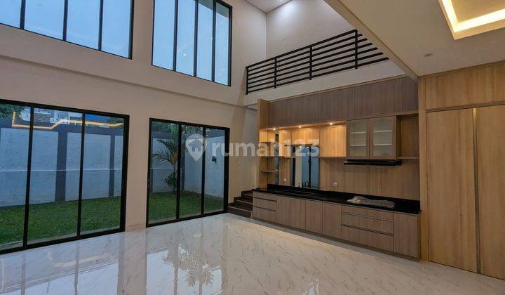 Dijual rumah di wilayah yang asri. Properti 2 lantai ini berada di lingkungan strategis. 1