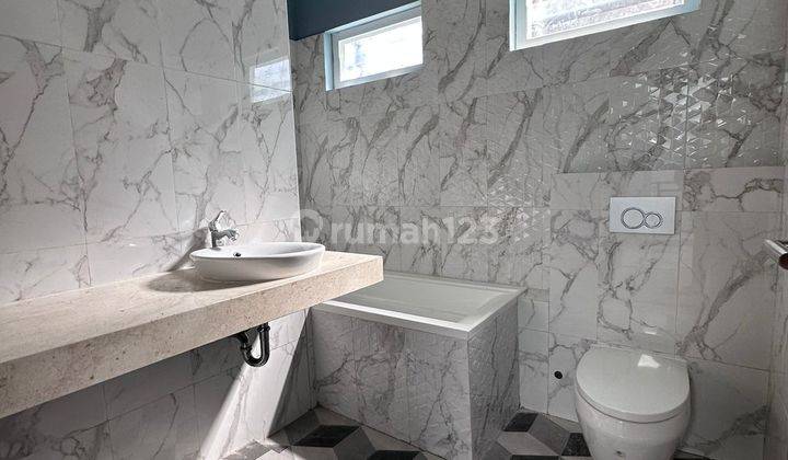 Rumah 3 Lantai Baru Furnished SHM di Cipedak, Jakarta Selatan 10