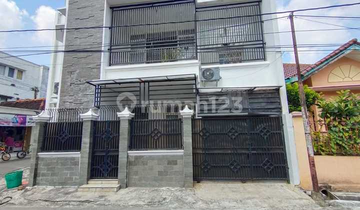 Rumah mewah full Furnished di Manahan Banjarsari  2