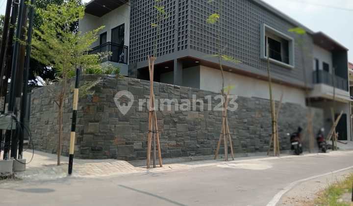 Luxurious 2-Story House With Swimming Pool In Banjarsari Solo 2