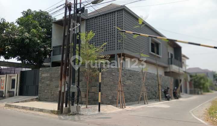 Rumah Mewah 2 Lantai Dengan Kolam Renang Di Banjarsari Solo Rumah Mewah 2 Lantai Dengan Kolam Renang Di Banjarsari Solo