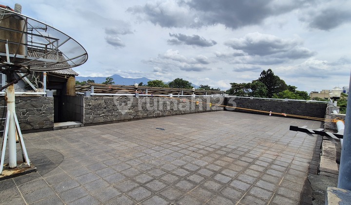 Gedung ******** Gedung ********