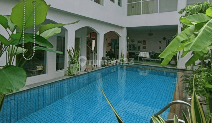 Rumah Dijual Murah 3 Lt. Ada Kolam Renang Cipinang, Jakarta Timur 1