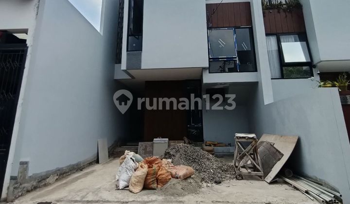 Rumah dijual 3 Lt. Pondok Kelapa Jakarta Timur dekat Tol Becakayu
