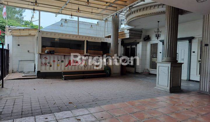 Di  Rumah Pusat Kota Surabaya Bangunan Klasik Kokoh dan terawat yang dipakai Resto. Lantai dua ada Rooftop 2