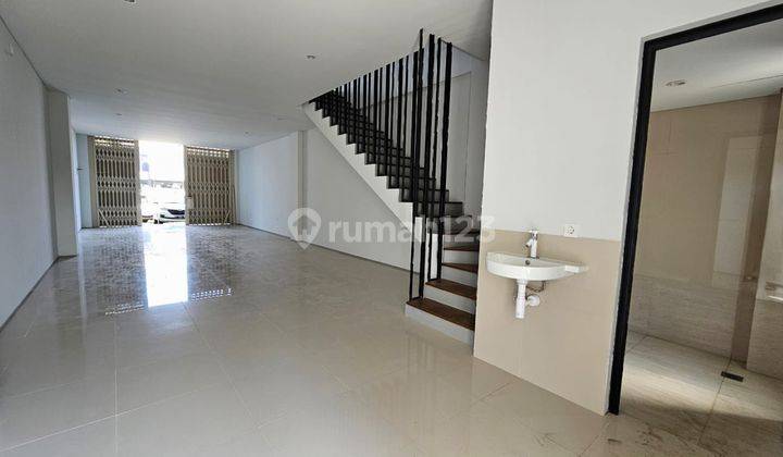Sewa Ruko Baru 3 Lantai 2