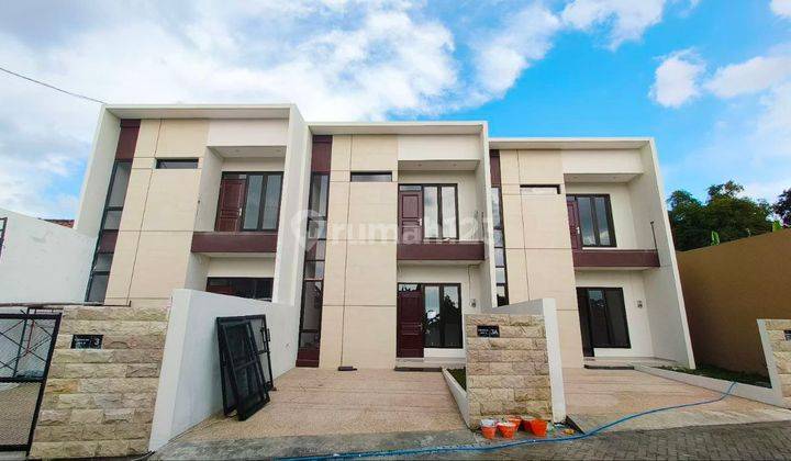 Dijual rumah baru Wiyung karangan 2 lantai siap huni di Karangan SHM 2