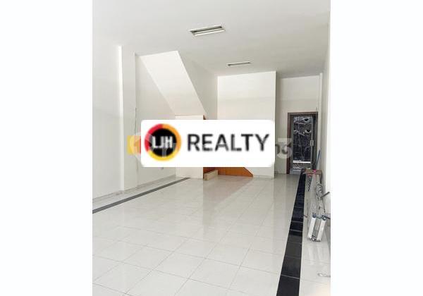 For Sale / Lease Shop House in Abdulrahman Saleh. Rental price Rp. 80 million/year.