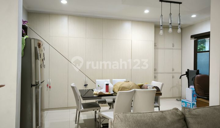 Dijual Murah Rumah 3 Lantai Di Lokasi Favorit