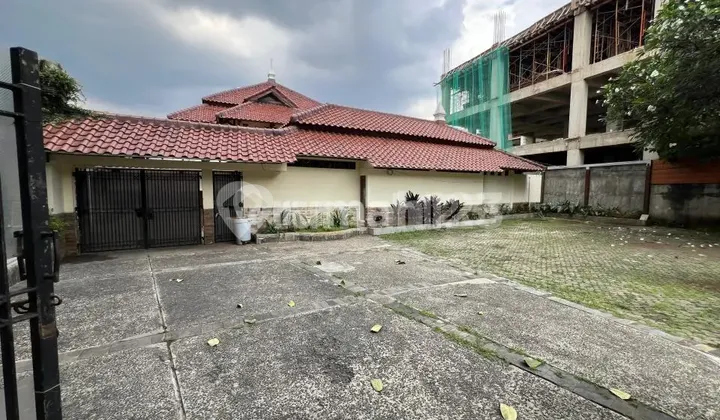 Bisa untuk Kantor, Disewakan Rumah Asri di Lokasi Strategis, di Lengkapi dengan Kolam Renang