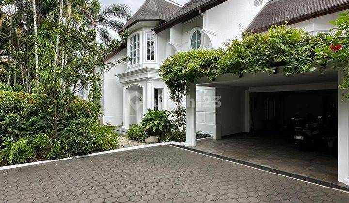 Dijual Cepat Rumah Cantik American Classic House Kemang, Halaman Luas  2