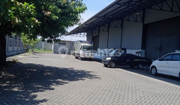 Modern Warehouse for Rent 850 M2 Office Spacious Parking Probolinggo City