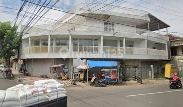 Rent a 4-Story Trunojoyo Main Road Building with Rooftop in the City Center of Jember 1