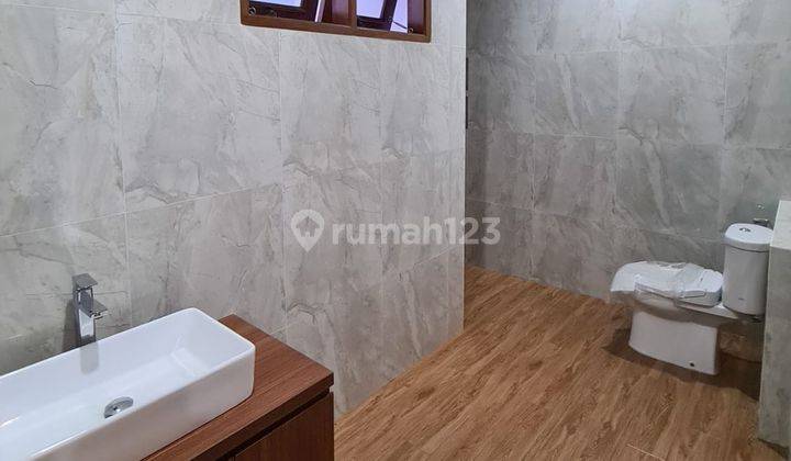 Rumah di Petukangan 3 lantai Baru SHM private pool 8