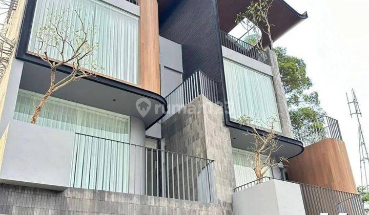 Townhouse in Kemang Utara Raya, South Jakarta.  Limited offering. Only 12 Unit Show Unit Available  Luas Tanah : 91 m² - 157 m² Luas Bangunan : 262 m² - 323 m² Kamar Tidur : 3 Kamar Mandi : 3 Kamar Tidur ART : 1 Kamar Mandi ART : 1 Bangunan 3.5 lantai Lis 1