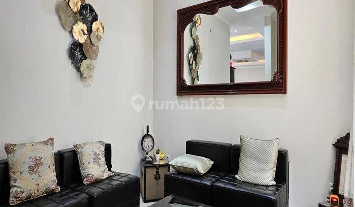 Rumah Kokoh 3 Lantai Sangat Terawat Dalam Town House di Kebagusan Jakarta Selatan   Full Furnished  Hadap Barat 2