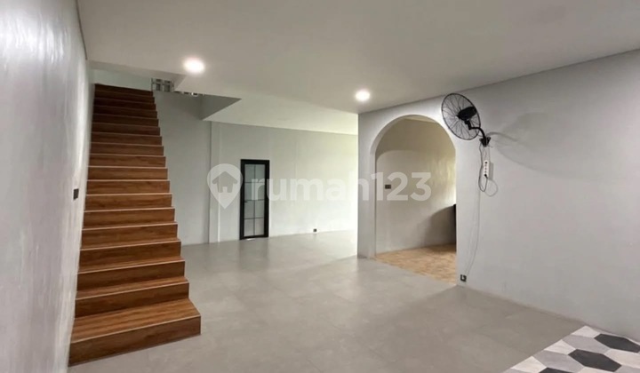 Bangunan 2 1/2 Lantai dengan Design Modern Industrial Ciledug Larangan Indah Tangerang 2