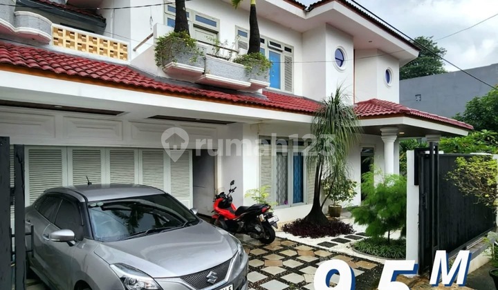 Asri House, High Ceiling, Open Layout, Comfortable and Ready to Occupy in Kebayoran Lama, South Jakarta.