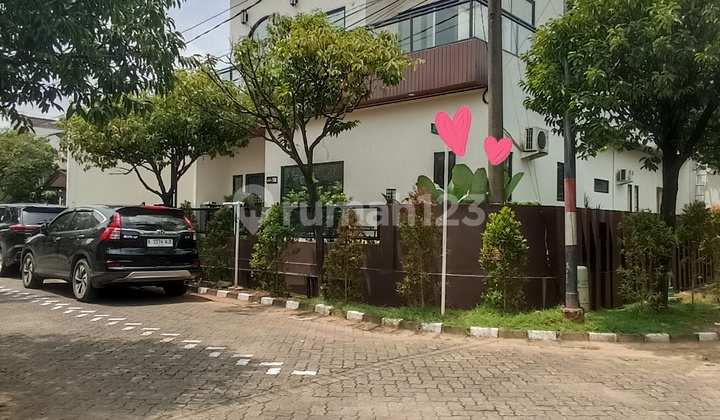 Rumah Bagus Modern Posisi Huk Bangunan Baru di Kemang Pratama