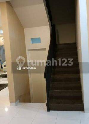 Di jual Rumah 2 lantai siap huni di Raffles Hills Cibubur. SHM 6