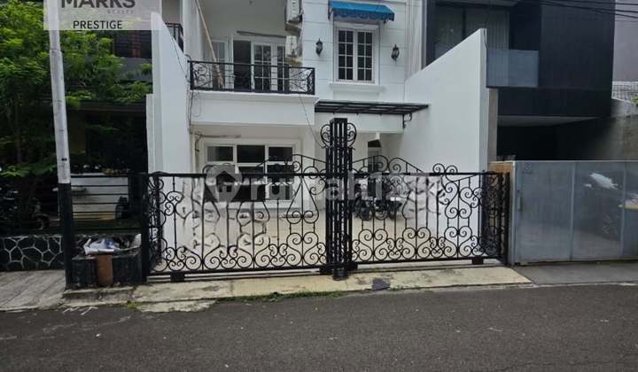 FOR SALE RUMAH SIAP HUNI DEPAN TAMAN DI PONDOK INDAH KEBAYORAN LAMA JAKARTA SELATAN 