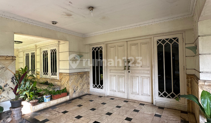 FOR SALE READY-TO-OCCUPY HOUSE IN PRIME RARE LOCATION NEAR CENDANA STREET IN MENTENG CENTRAL JAKARTA 2