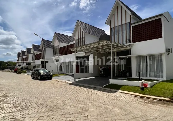 Rumah modern di royal sumatra medan dengan suasana sejuk