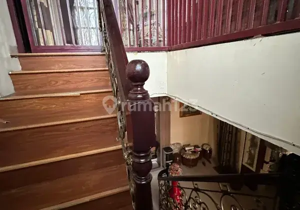 Rumah mewah 2 lantai full furnish daerah gatsu