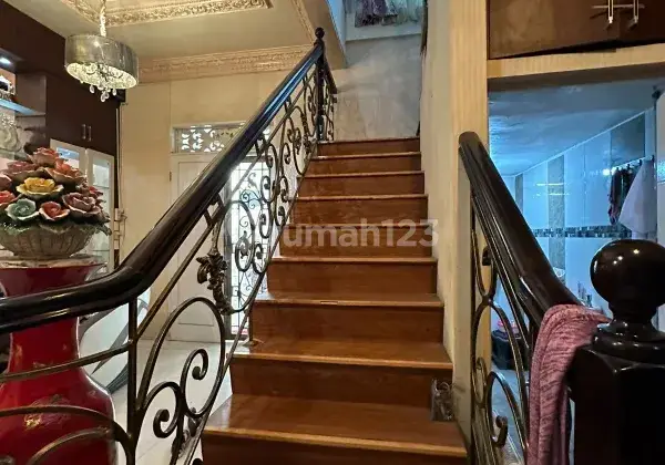 Rumah mewah 2 lantai full furnish daerah gatsu