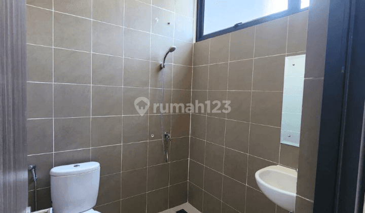 Sewa Rumah Usaha Garden House di Grand Wisata, Bekasi, Jawa Barat 10