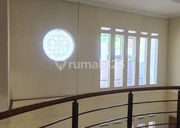 Luxury 2-Storey House with 3 Bedrooms 2