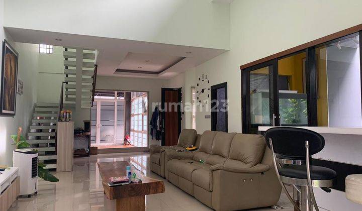 Rumah 2 Lantai Bagus Furnished SHM di Singgasana Pradana, Bandung 1