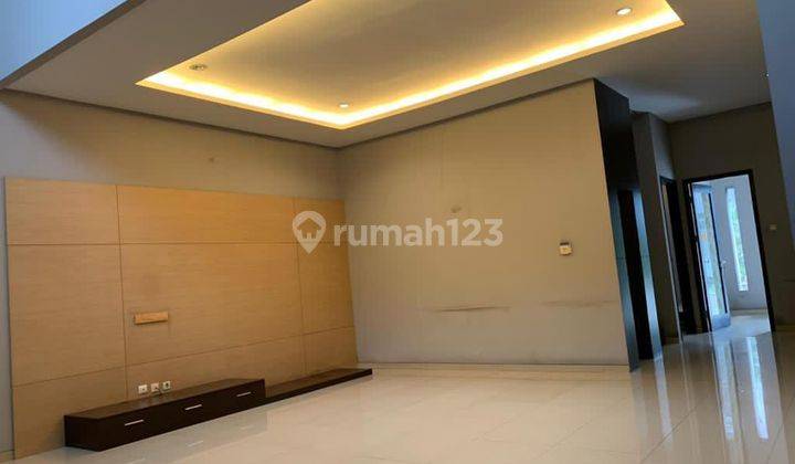 Rumah 2 Lantai Bagus Unfurnished SHM di Singgasana Pradana, Bandung 1