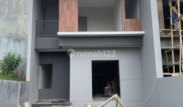 Rumah 2 Lantai Bagus Unfurnished SHM di Setraduta, Bandung 1