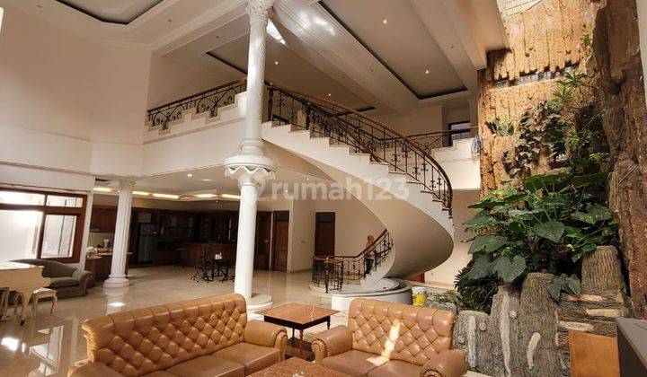 Rumah 2 Lantai Bagus Furnished SHM di Setraduta, Bandung 1