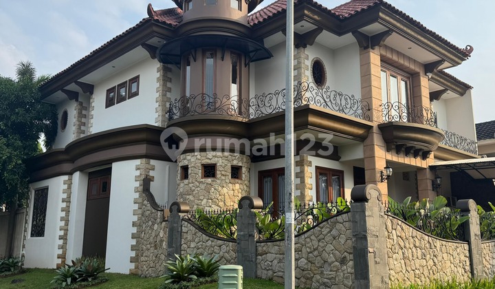 Rumah Castle Hoek Full Furnished Siap Huni, Puspita Loka Bsd City