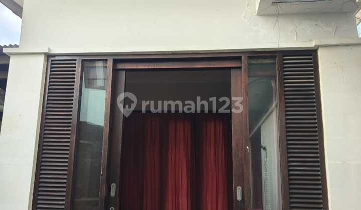 Semi Villa House with Pool in Renon, Strategic Location