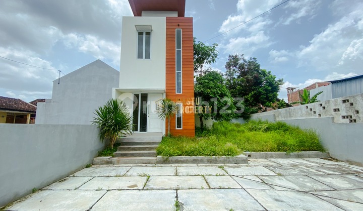 Rumah 2 Lantai Strategis, Area Maguwoharjo Tanah Luas