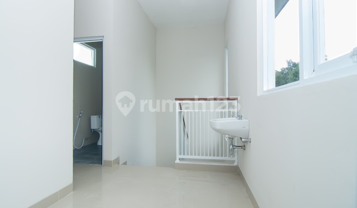 Rumah 2 Lantai Baru Unfurnished SHM di Purwomartani, Yogyakarta 10