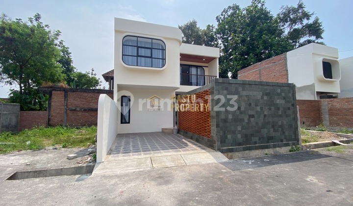 Rumah Terbaik 2 Lantai Semi Furnish, 10 Menit Sma De Britto Jogja