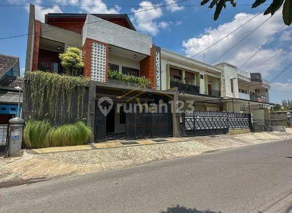 Rumah Premium 3 Lantai SHM Di Maguwoharjo Siap Huni  1