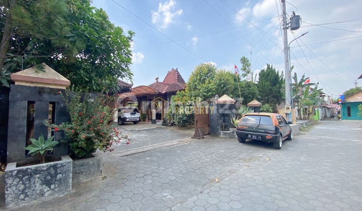 MODERN PYRAMID-ROOF HOUSE SUITABLE FOR HOMESTAY, NEAR SULTAN AGUNG STADIUM MODERN PYRAMID-ROOF HOUSE SUITABLE FOR HOMESTAY, NEAR SULTAN AGUNG STADIUM