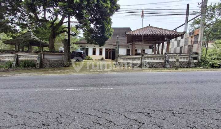 Vintage Villa on the Side of Kaliurang Road, Spacious Land