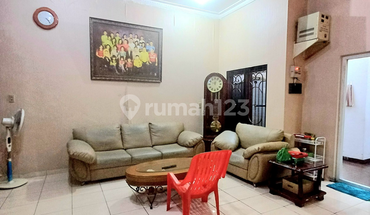 Villa terawat full furnished di cemara aari