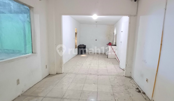 Spacious 1125m² warehouse on the side of Jalan Aluminium Raya.