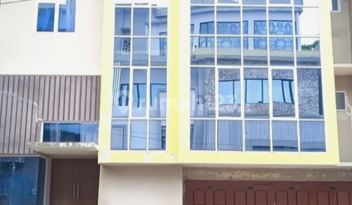 Villa Lebar 12 Meter Baru di Graha Metropolitan