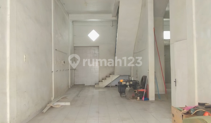 For sale/rent, attached shophouse on Lake Singkarak Street. 2