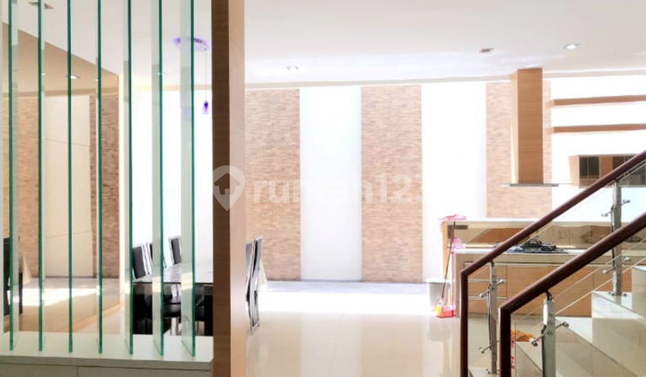Rumah full furnished 2,5 tingkat di komplek mutiara residence 1