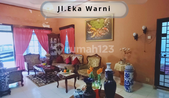 Rumah Luas 300 Mtr dengan Halaman Luas di Jalan Eka Warnj
